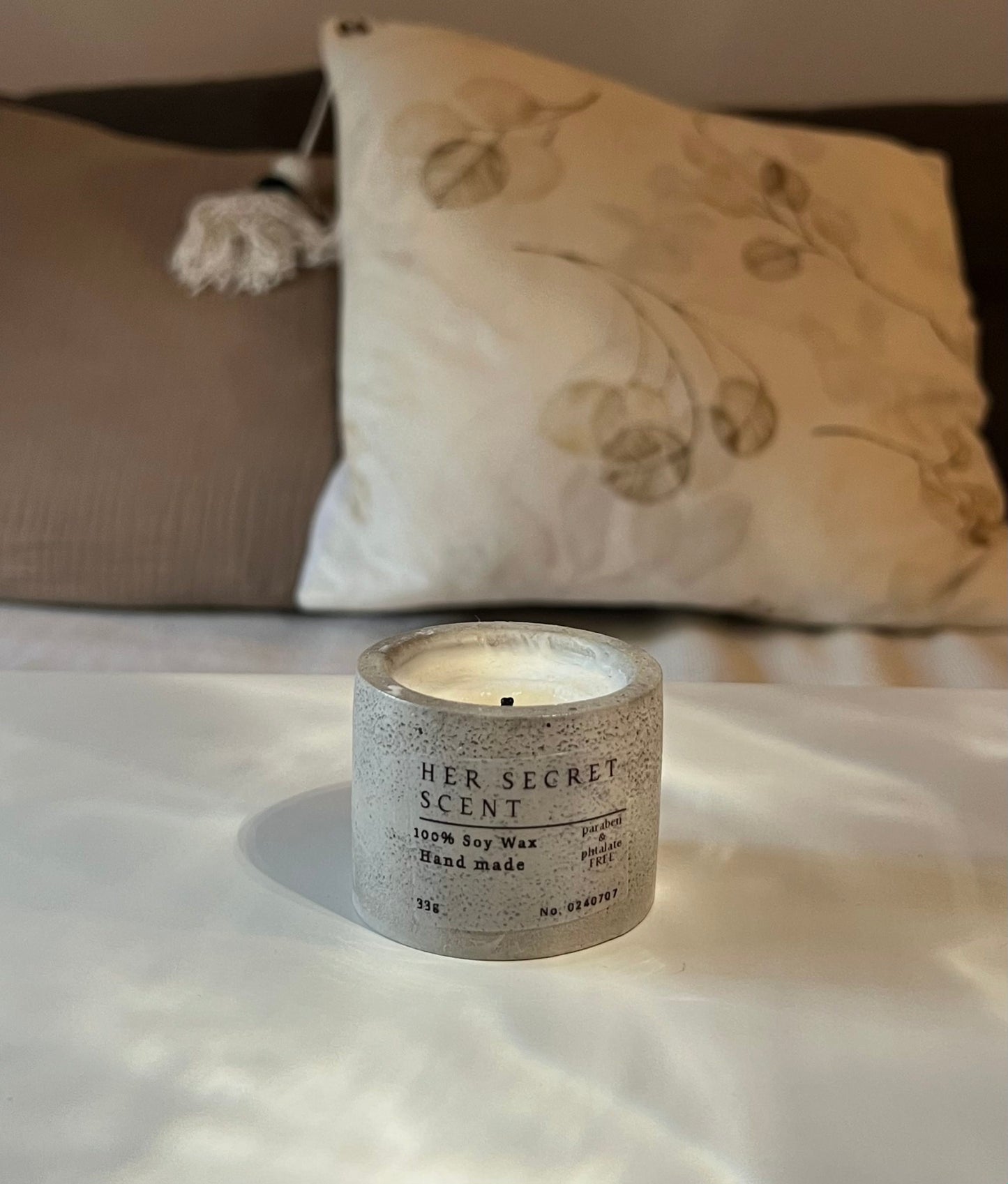 "Her secret scent" betonska svijeća