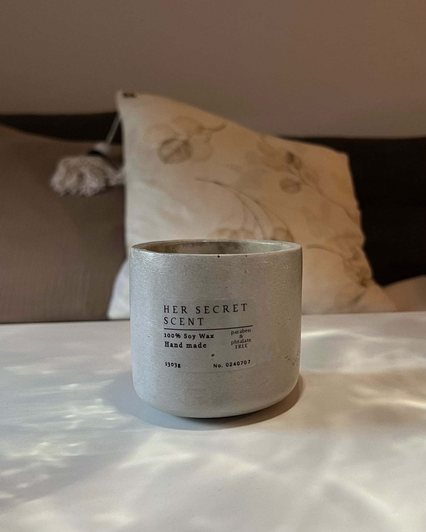 "Her secret scent" betonska svijeća
