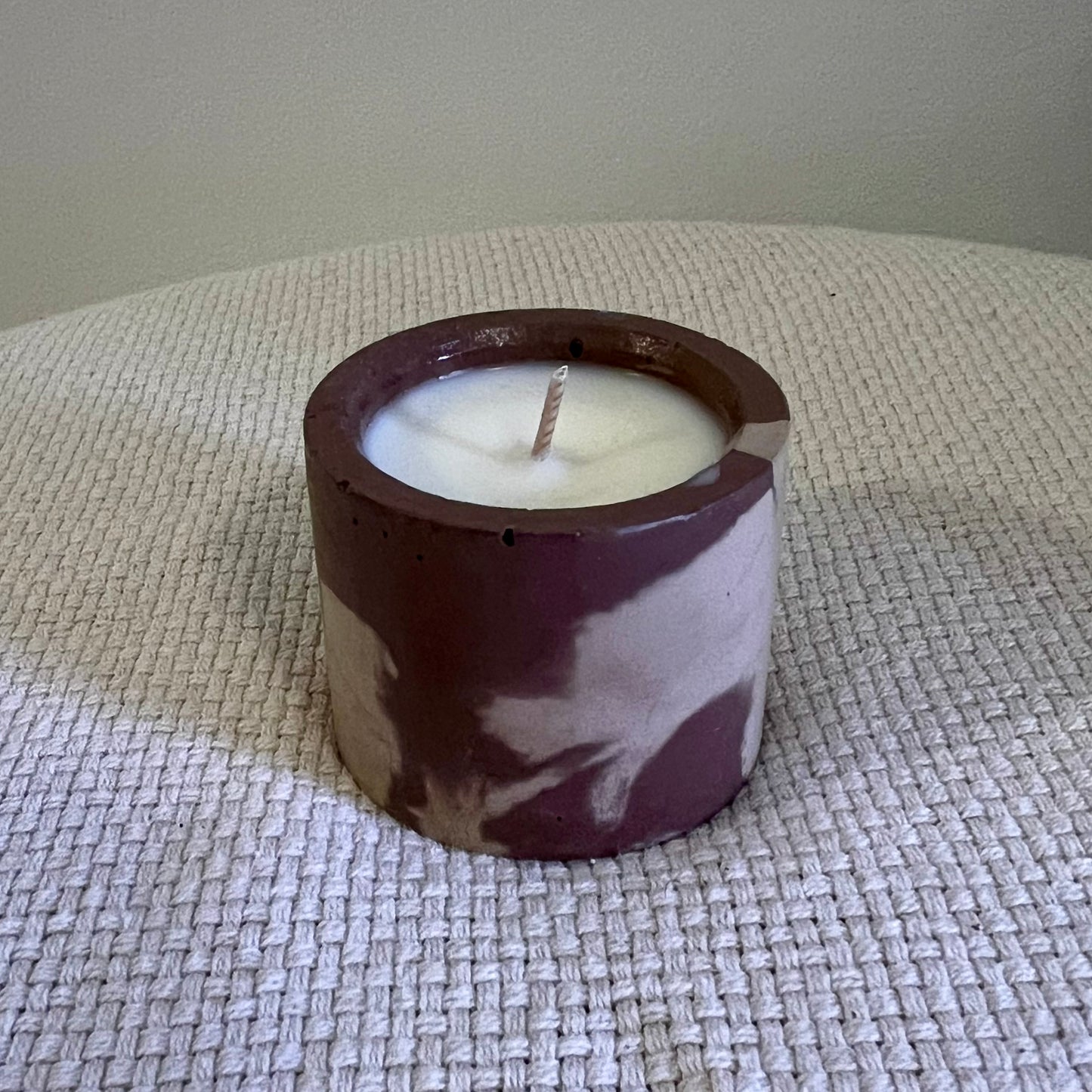 Mirisna svijeca napravljena od prirodnog sojinog voska u ručno izrađenoj betonskoj posudici