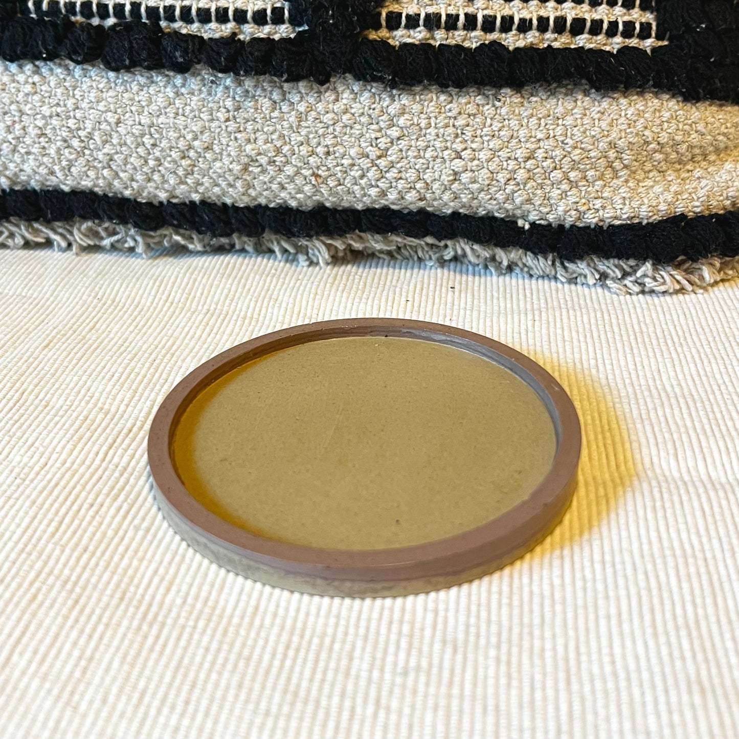 Ukrasni betonski pladanj rucno izraden smede boje