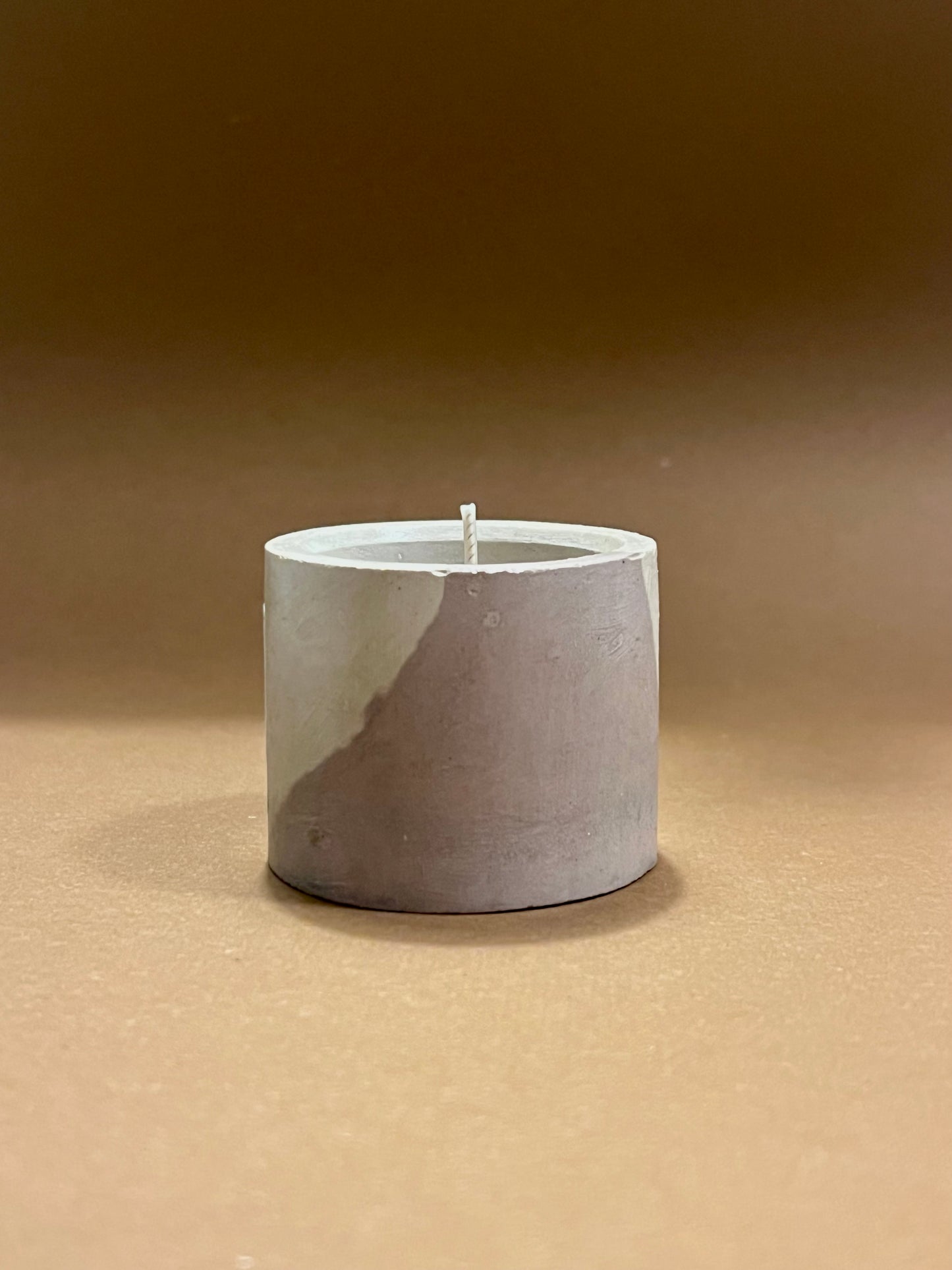 Ručno izrađena mirisna svijeća s mirisom naranče, bergamota i bijelog grožđa.