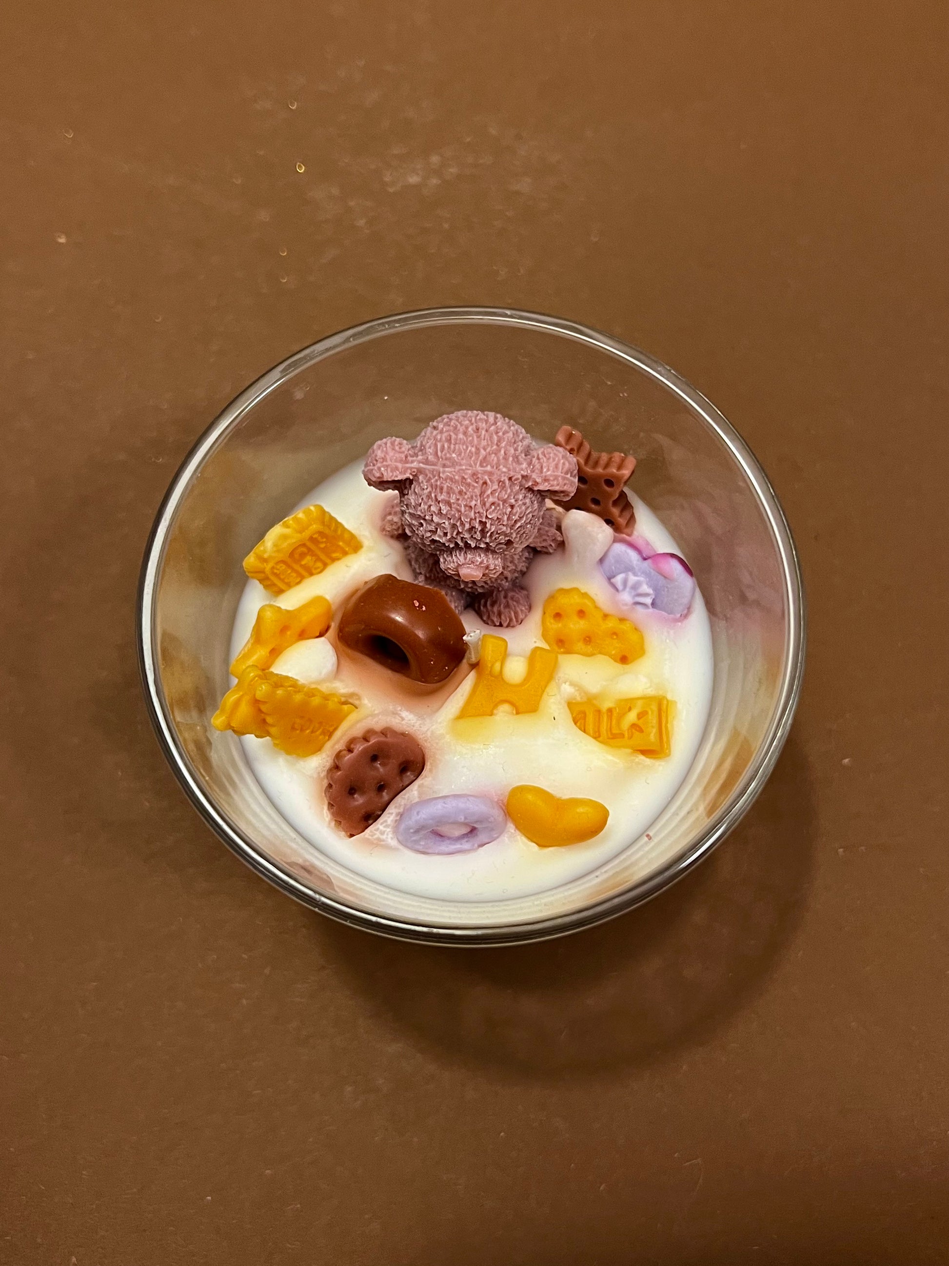 Mirisna svijeca s mirisom ljesnjaka i vanilije uz 3D figurice