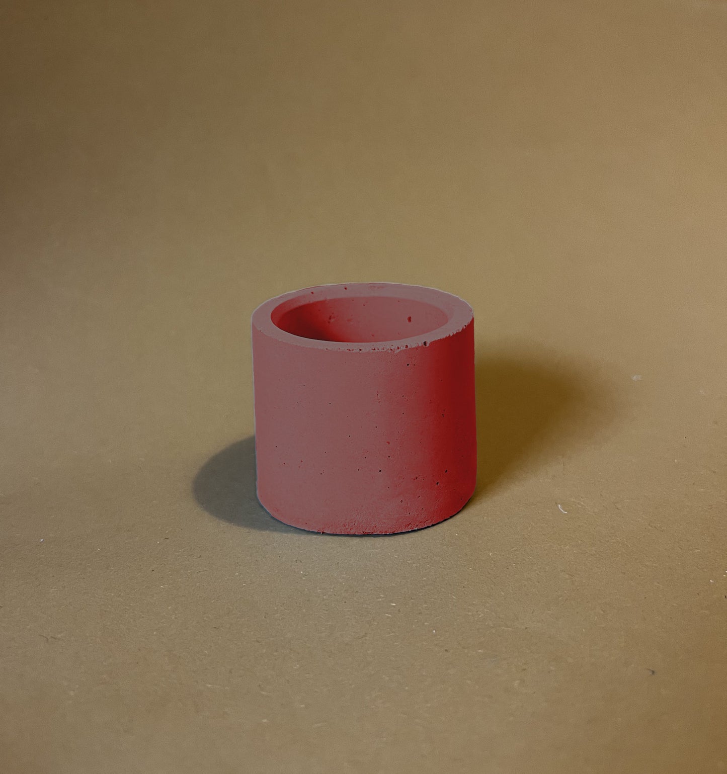 Ručno izrađena mala betonska svijeća s mogućnosti personalizacije idealna za poklon