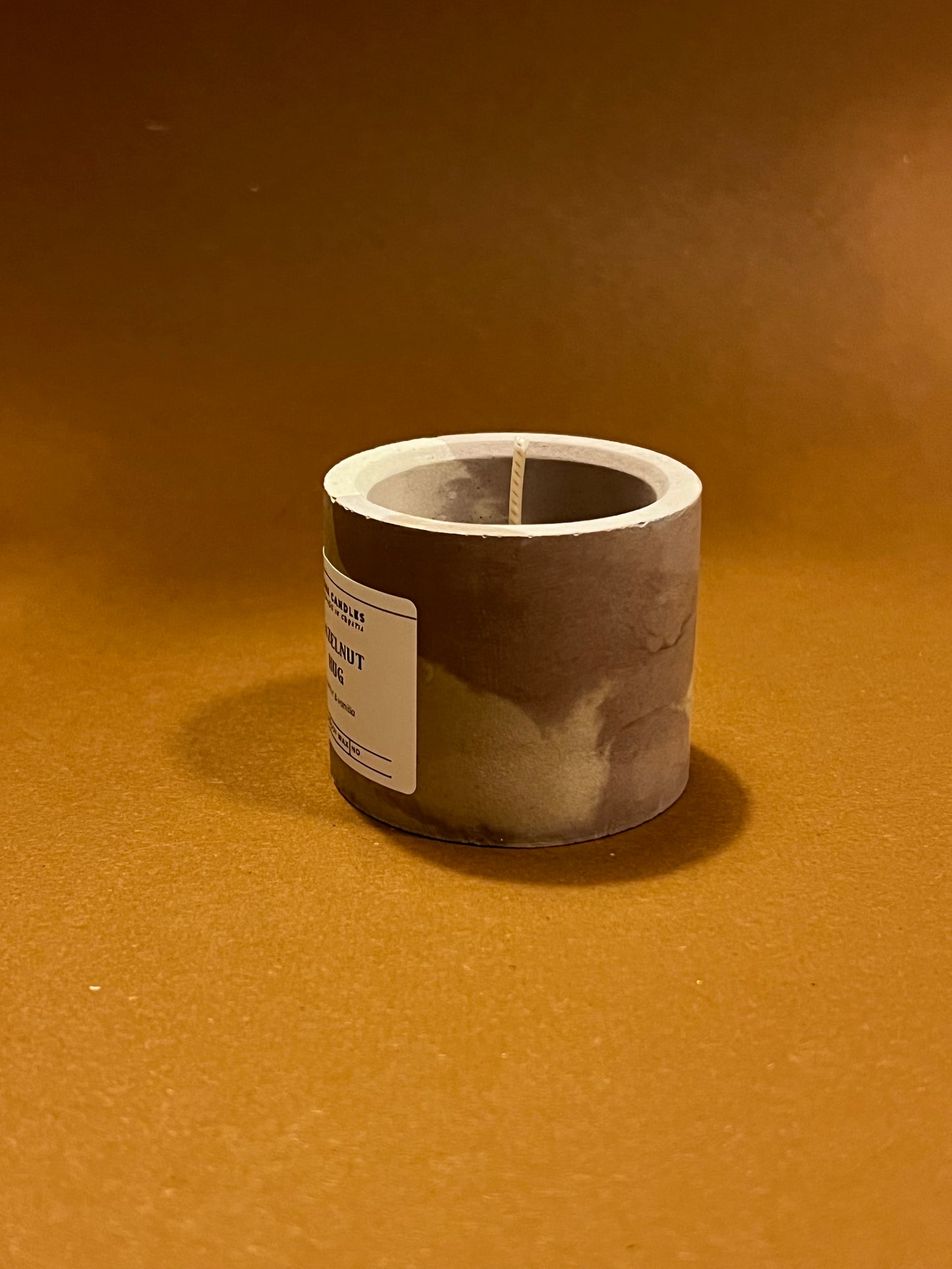 Ručno izrađena mirisna svijeća s mirisom lješnjaka i vanilije