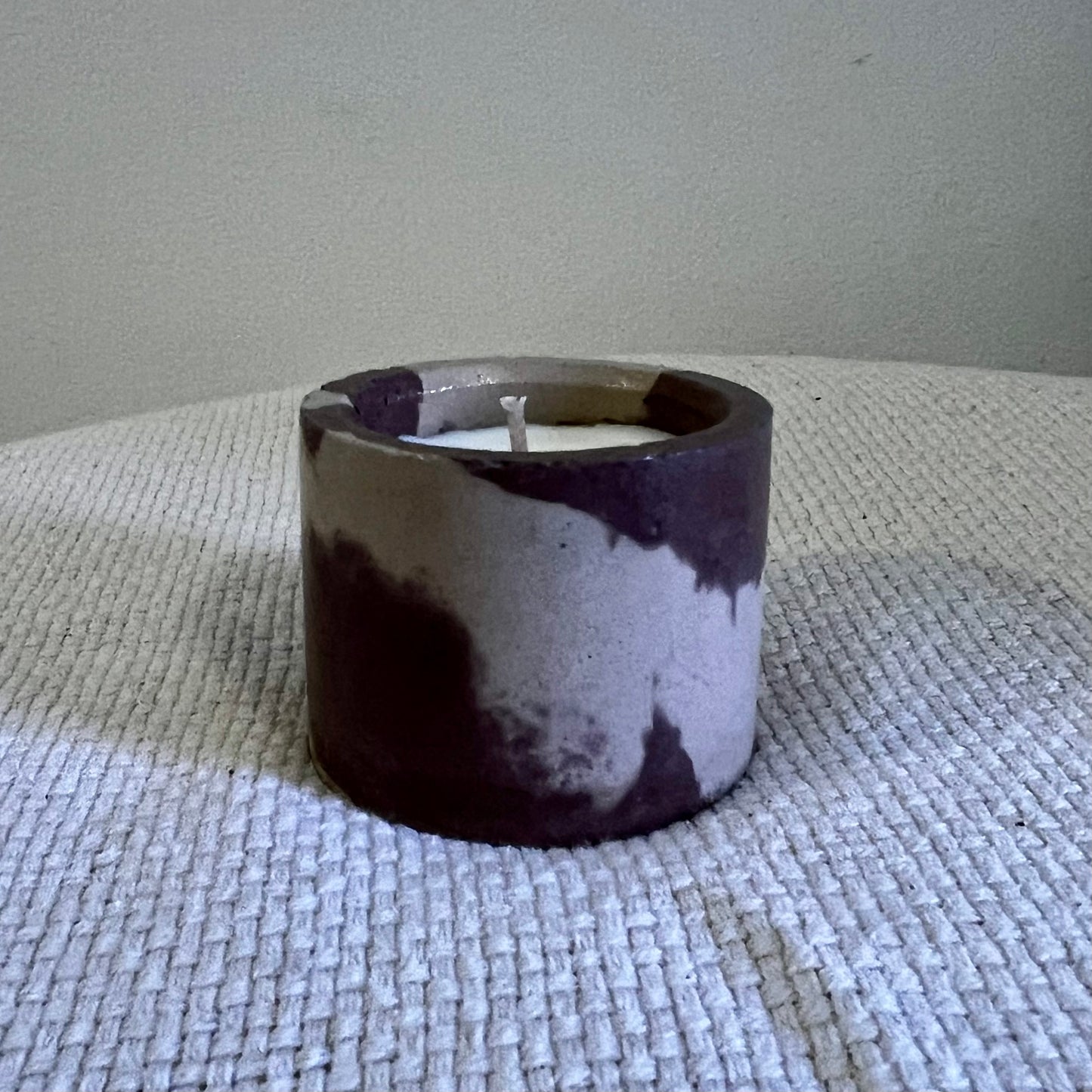 Mala mirisna svijeca rucno izradena od prirodnog voska u betonskoj posudici savršen kao poklon dragoj osobi