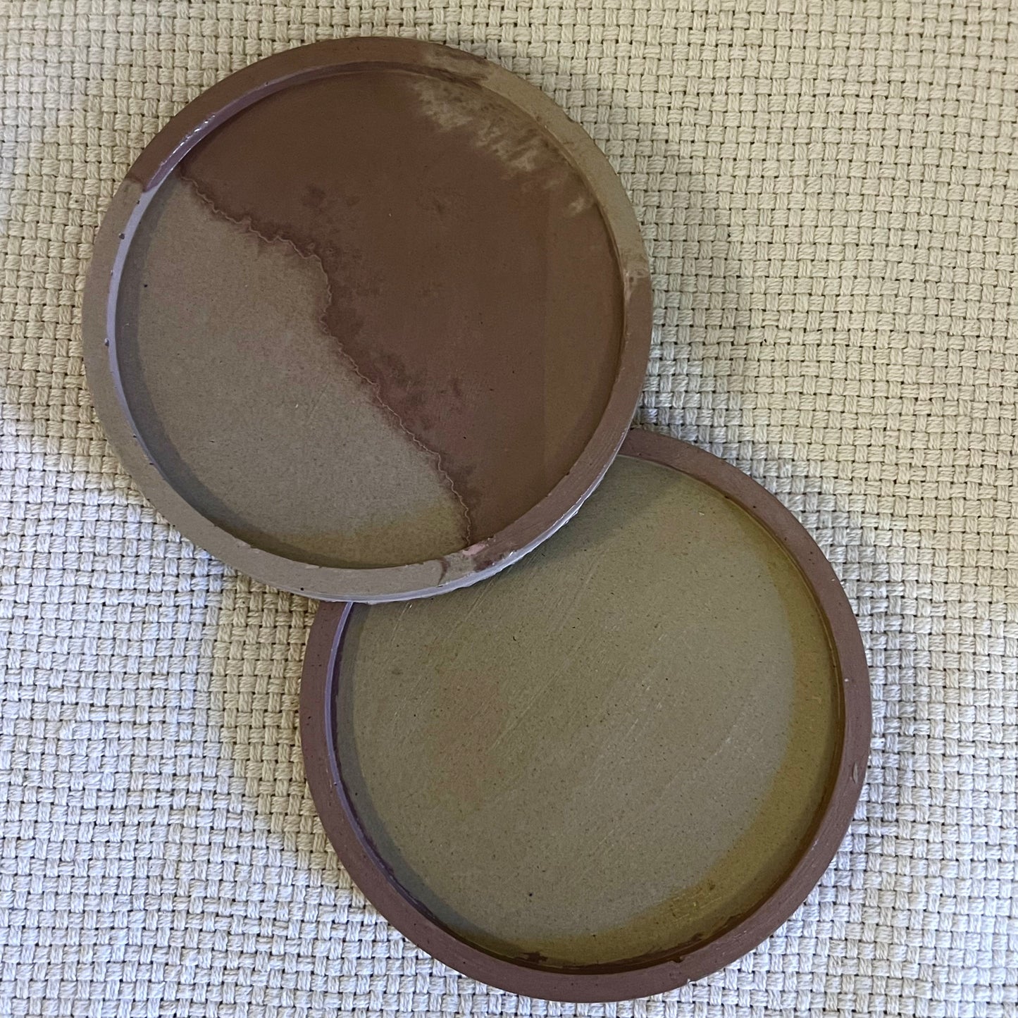 Ukrasni pladanj napravljen rucno od betonske smjese