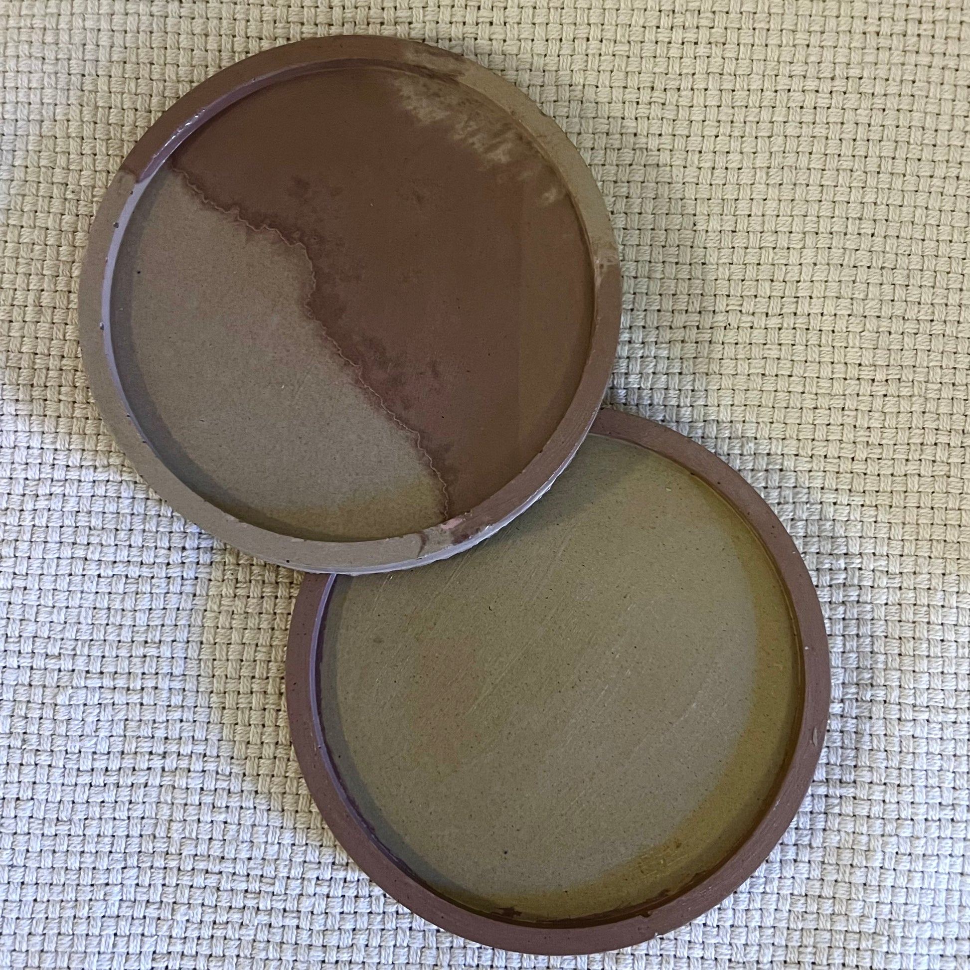 Ukrasni pladanj napravljen rucno od betonske smjese