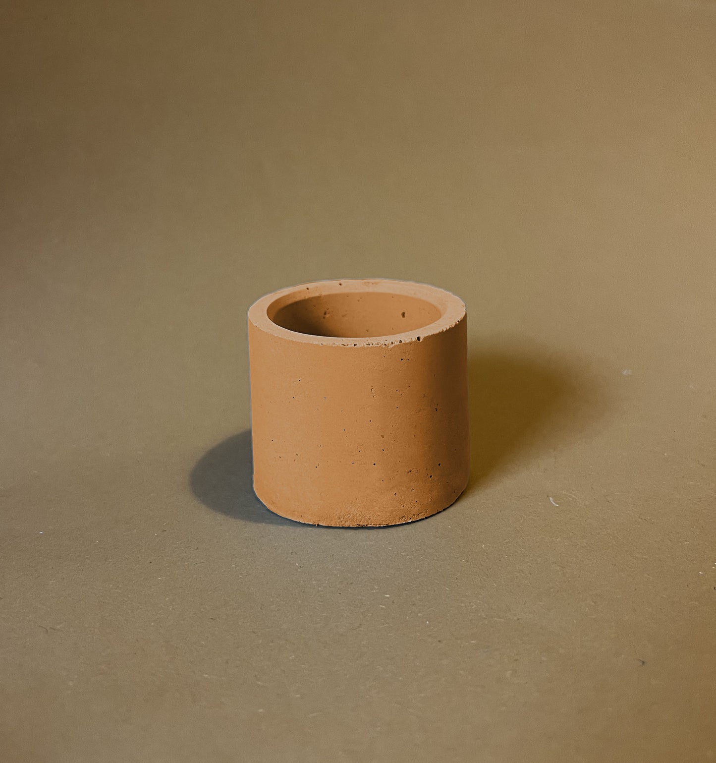 Ručno izrađena mala betonska svijeća s mogućnosti personalizacije idealna za poklon