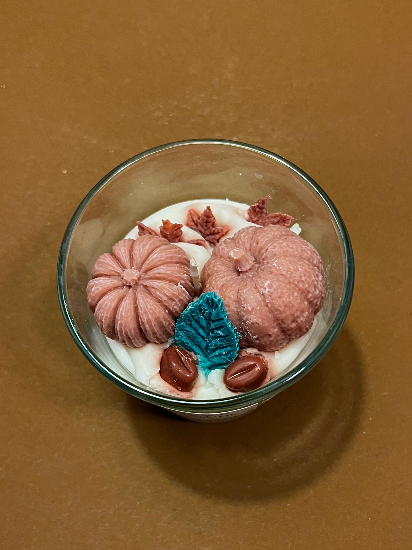 Rucno radena mirisna svijeca s mirisom bundeve i javorovog sirupa 