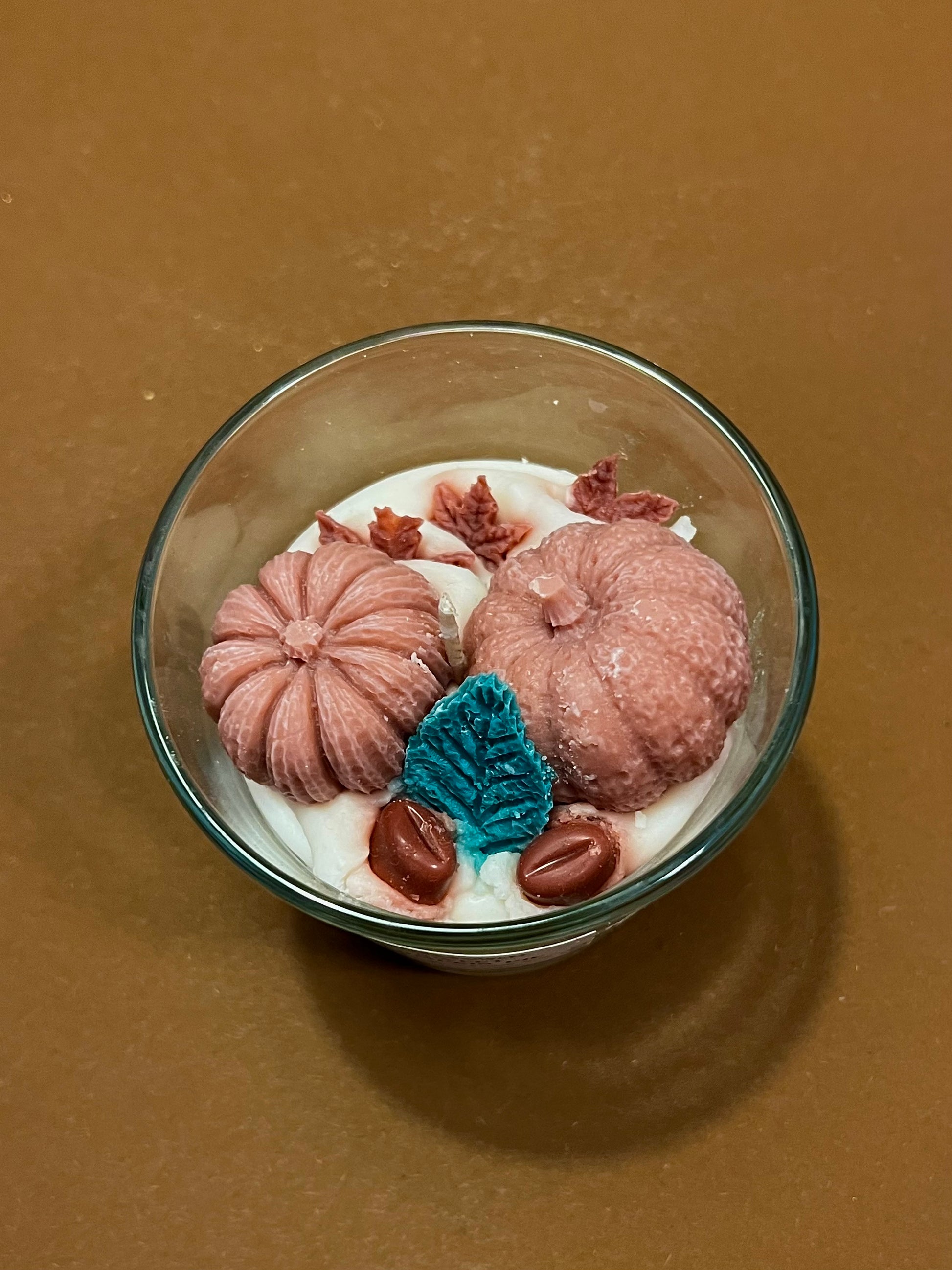 Rucno radena mirisna svijeca s mirisom bundeve i javorovog sirupa 