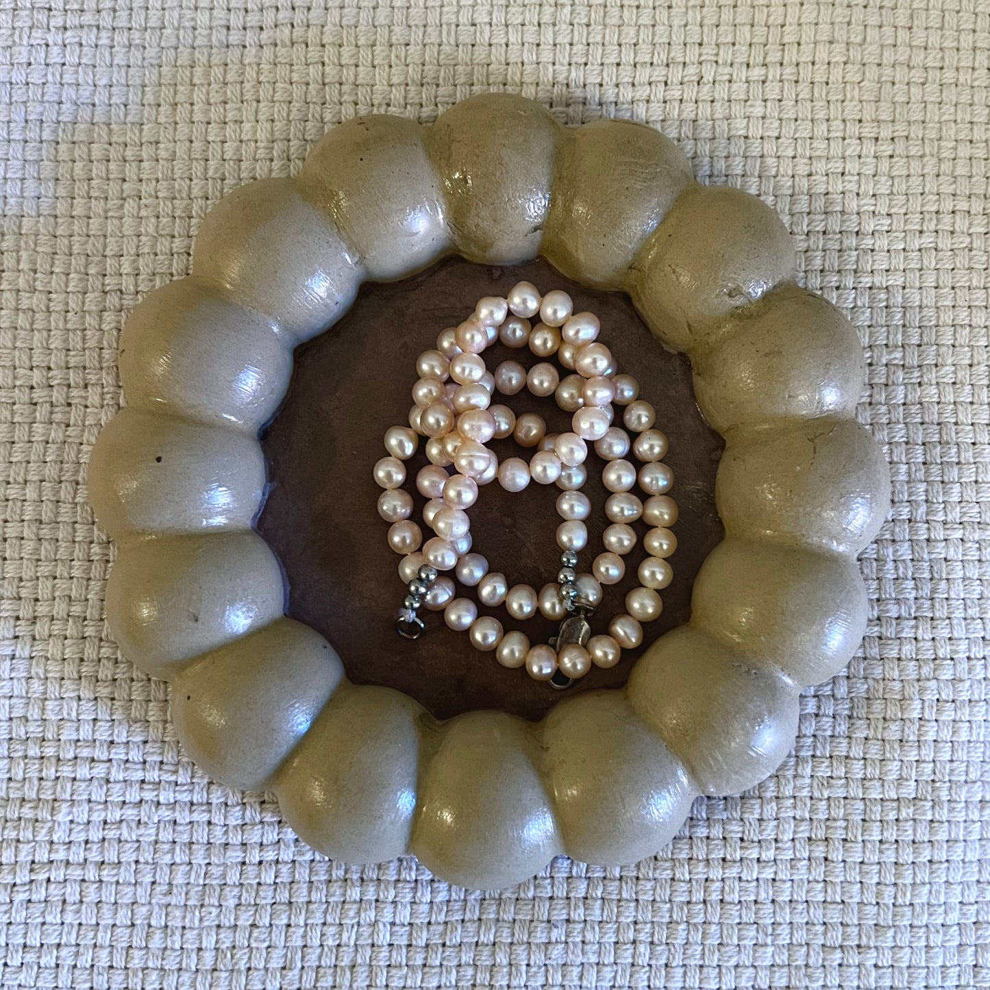 Ukrasni pladanj smede boje idealan kao pohrana za nakit ili kljuceve