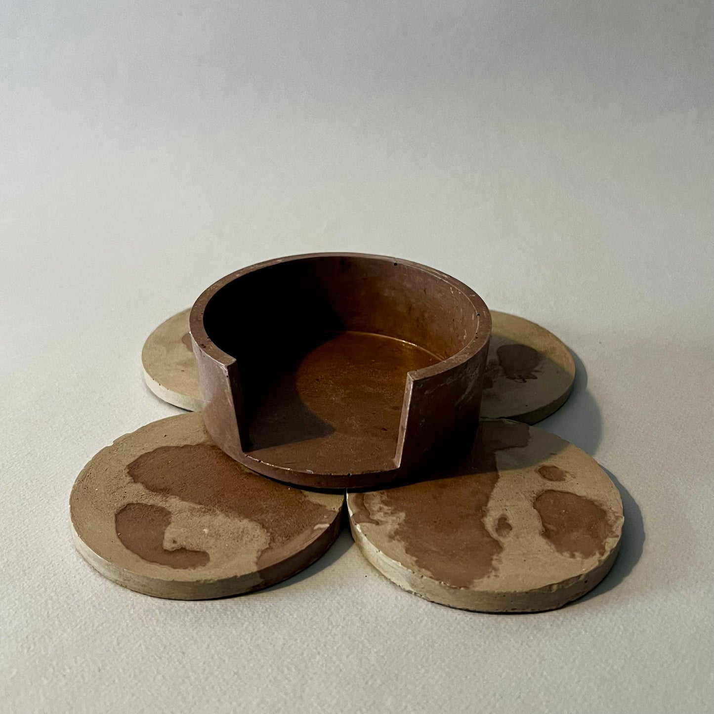 Komplet od drzaca i 4 rucno izradena betonska podloska za case