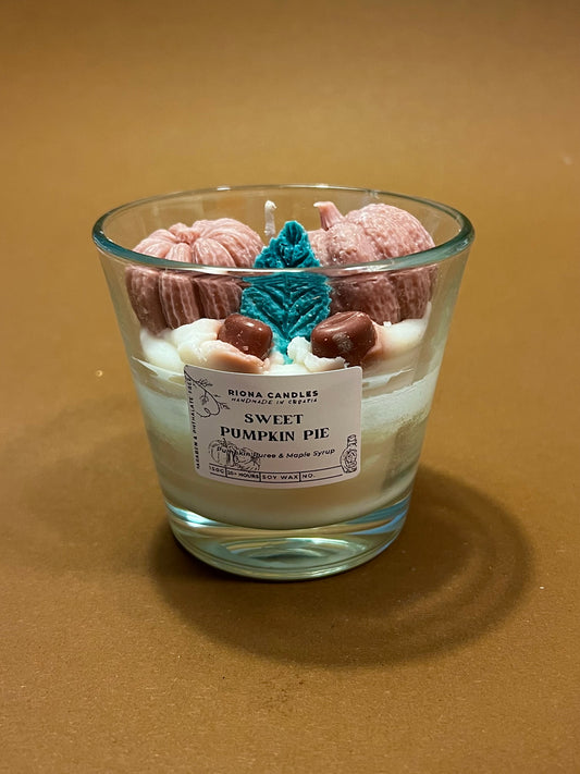 Rucno radena mirisna svijeca s mirisom bundeve i javorovog sirupa 