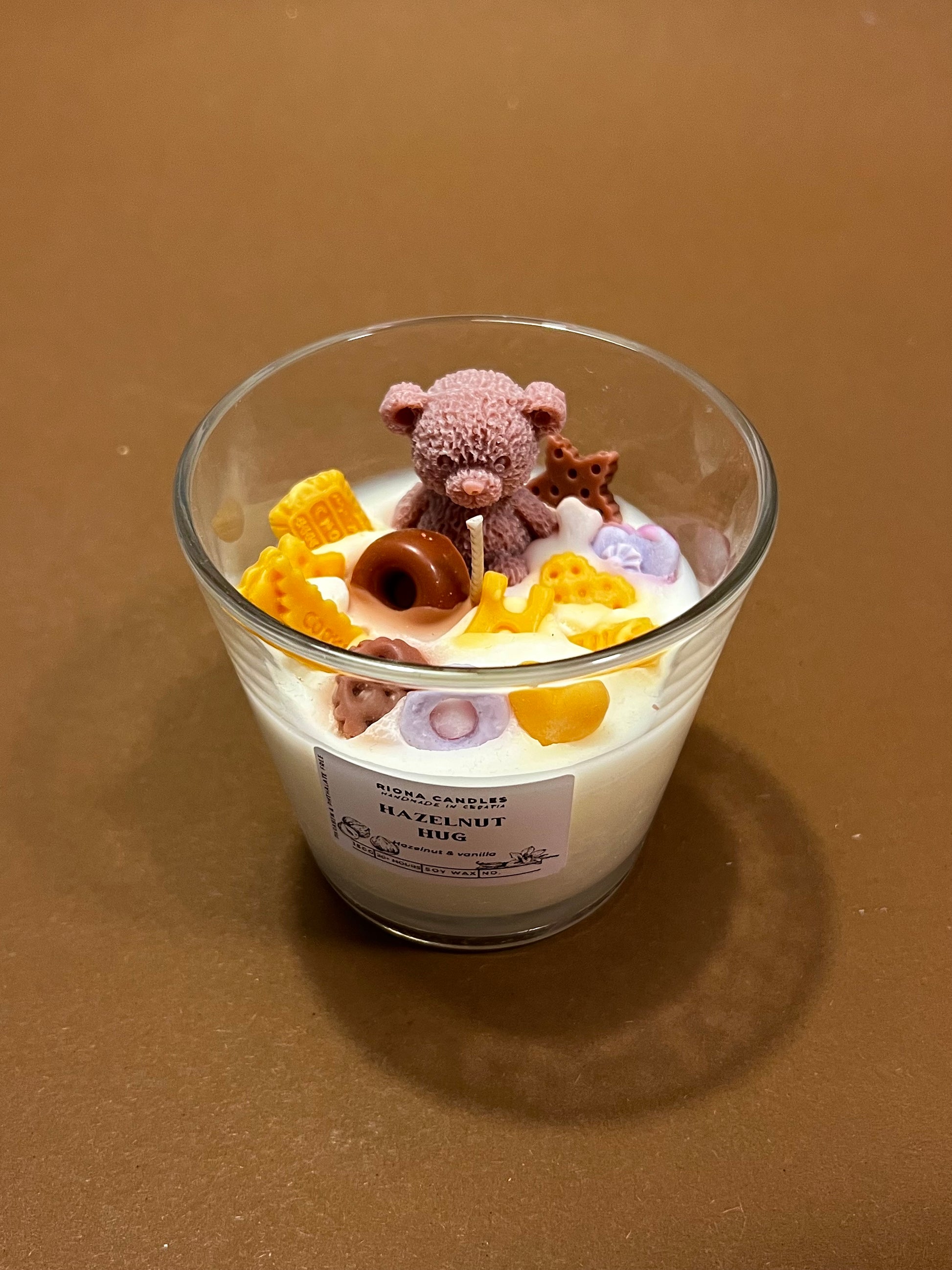 Mirisna svijeca s ukrasima u obliku keksa i medvjedica