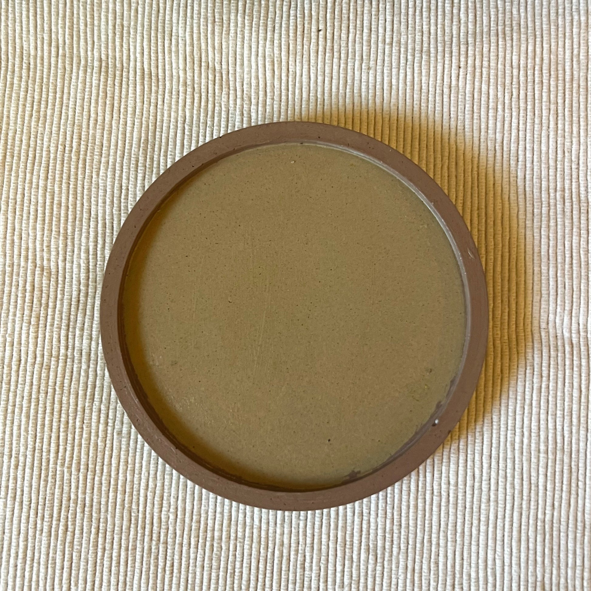 Ukrasni betonski pladanj minimalistickog dizajna svijetlo i tamno smede boje