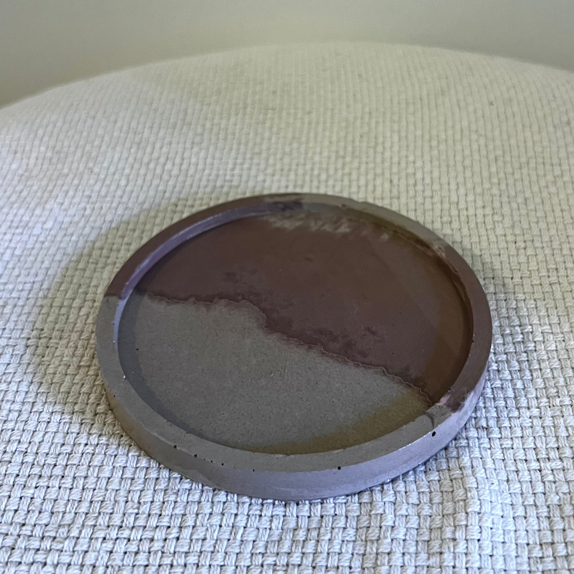 Rucno izraden ukrasni pladanj u smedoj boji