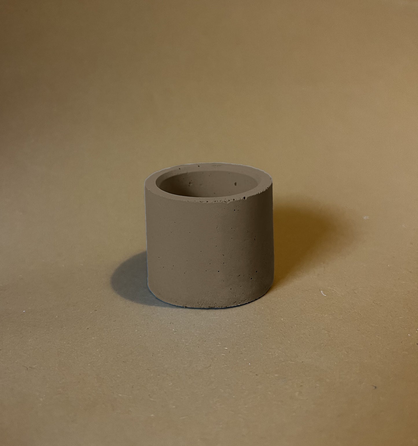 Ručno izrađena mala betonska svijeca s mogućnosti personalizacije