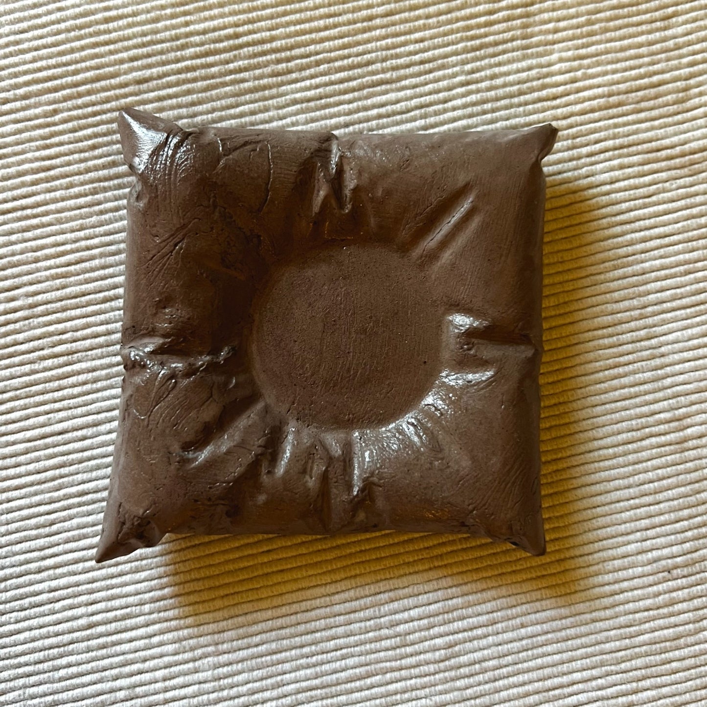 Rucno izraden betonski jastucic kao dekor za dom