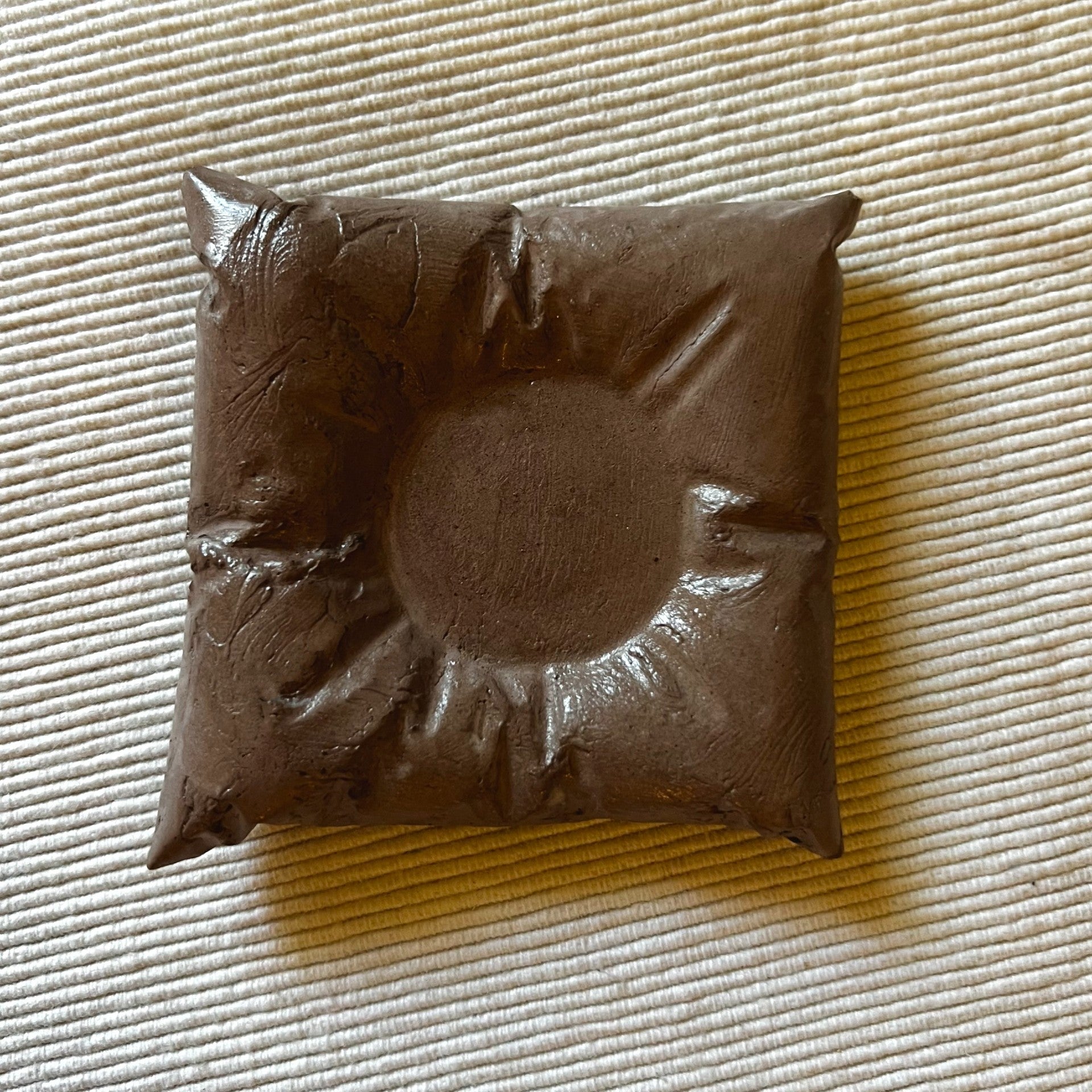 Rucno izraden betonski jastucic kao dekor za dom