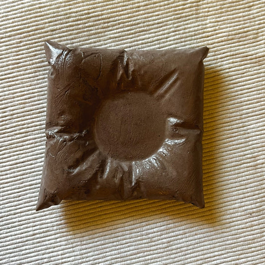 Rucno izraden betonski jastucic kao dekor za dom