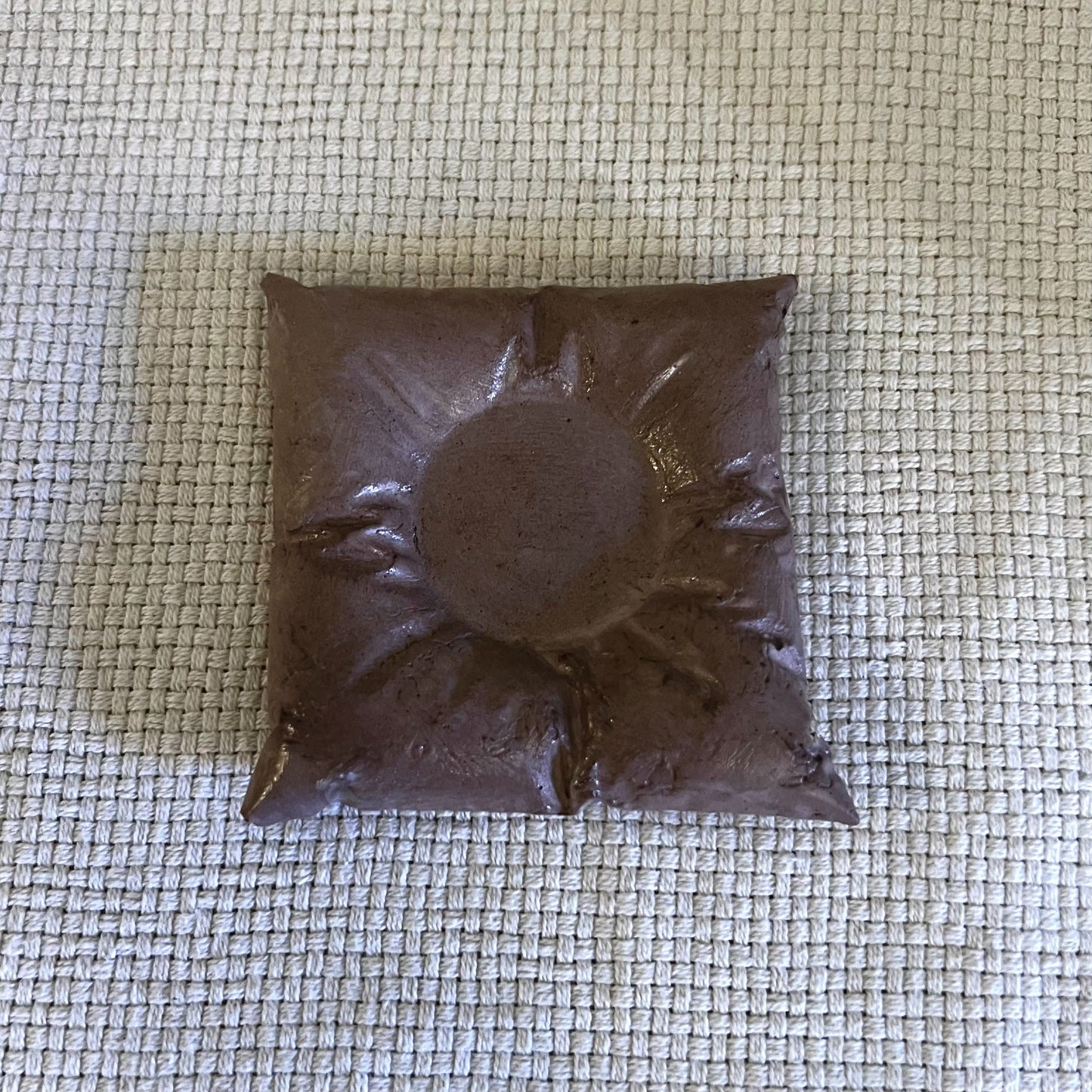 Ukrasni betonski jastucic rucno izraden