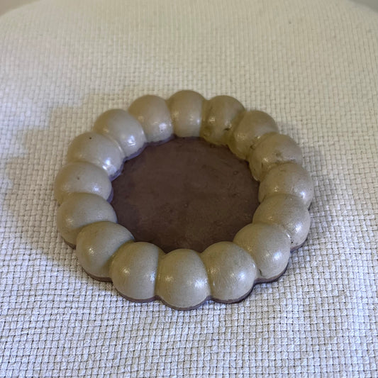 Ručno izrađen ukrasni betonski pladanj napravljen od smeđe smjese