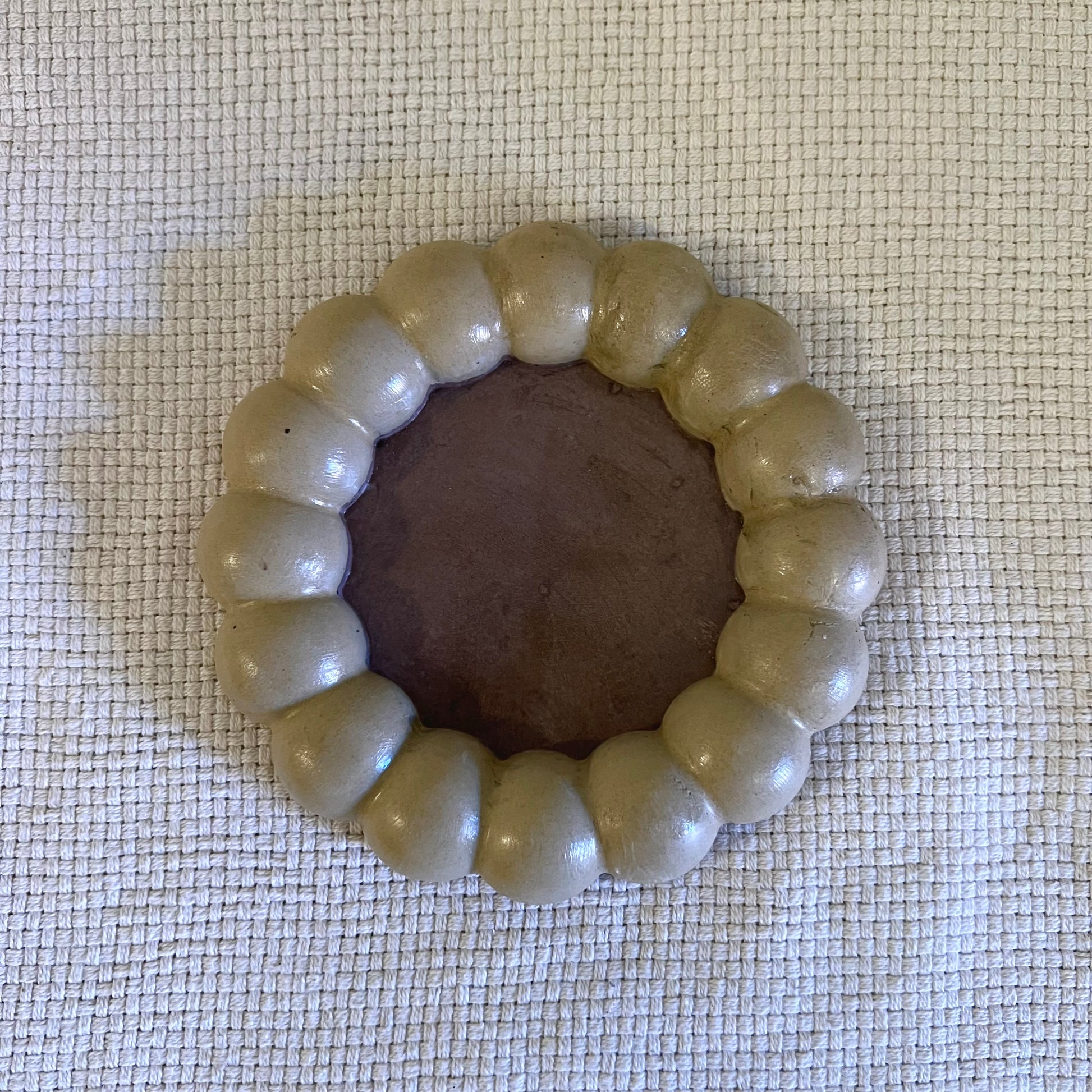 Ručno napravljen betonski pladanj idealan kao poklon ili kao ukras u domu ili uredu