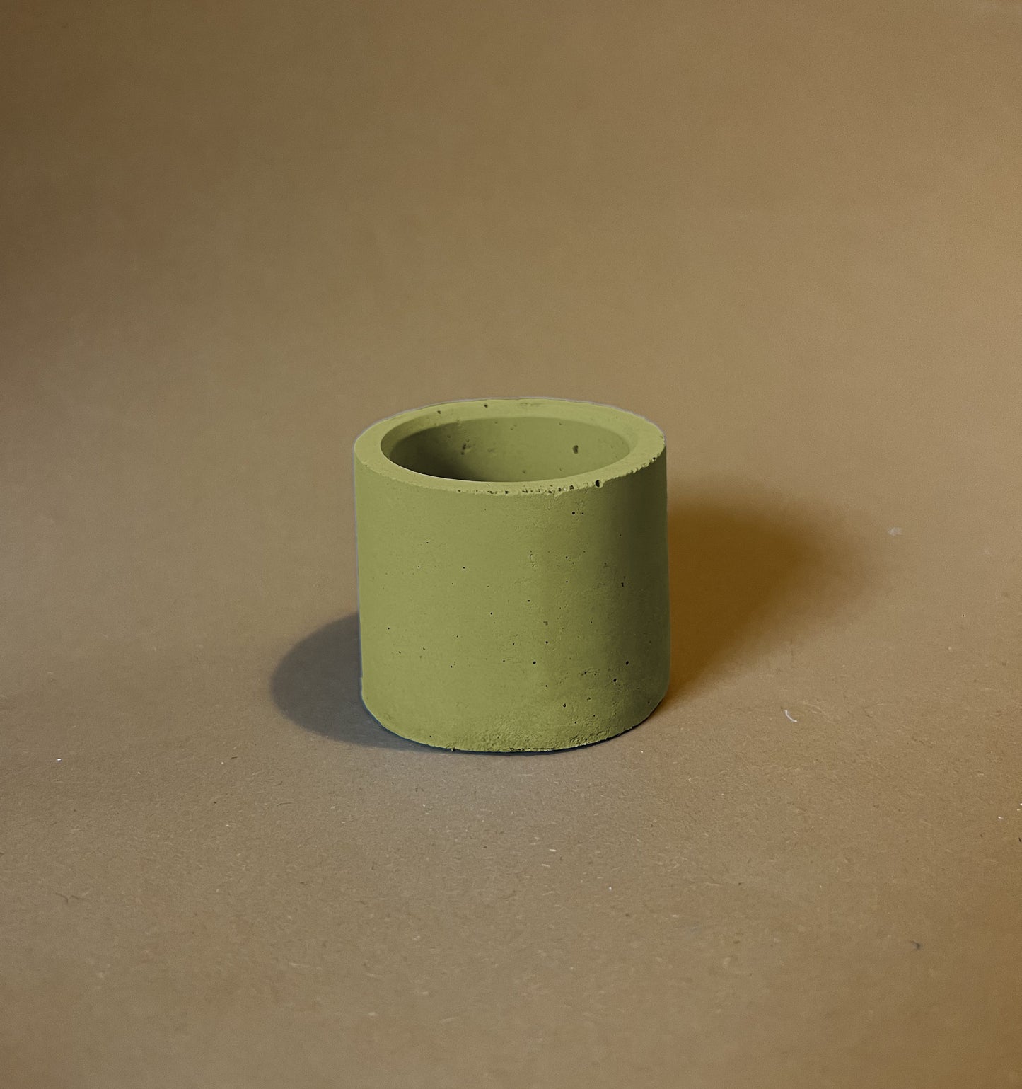 Ručno izrađena mala betonska svijeća s mogućnosti personalizacije idealna za poklon