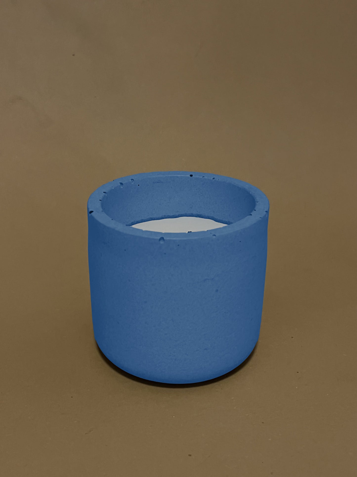 Ručno izrađena mala betonska svijeća s mogućnosti personalizacije idealna za poklon