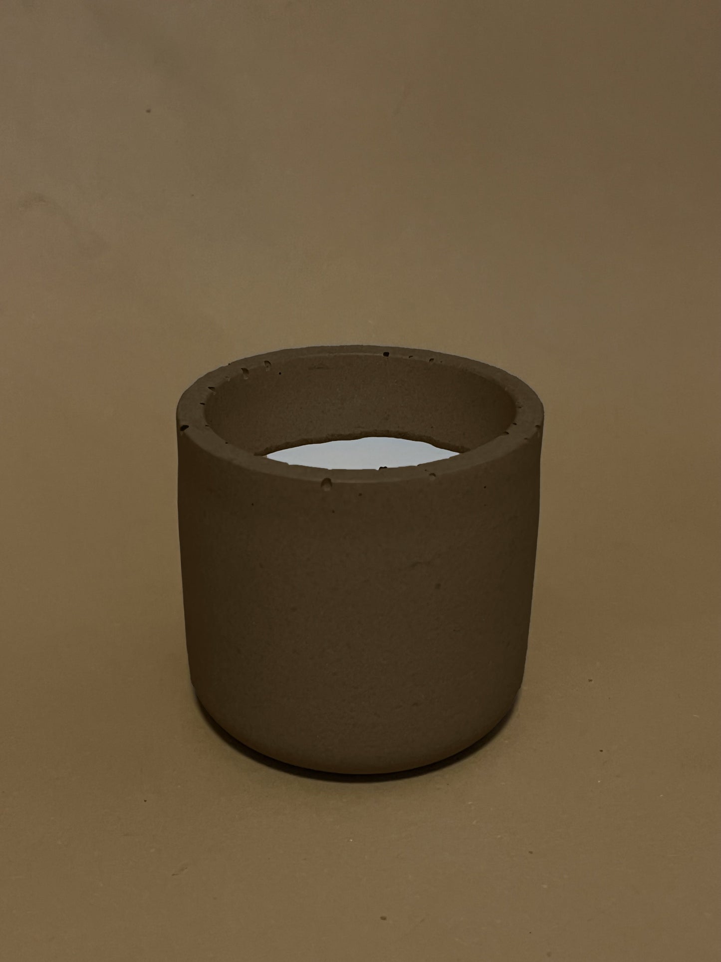 Ručno izrađena mala betonska svijeća s mogućnosti personalizacije idealna za poklon